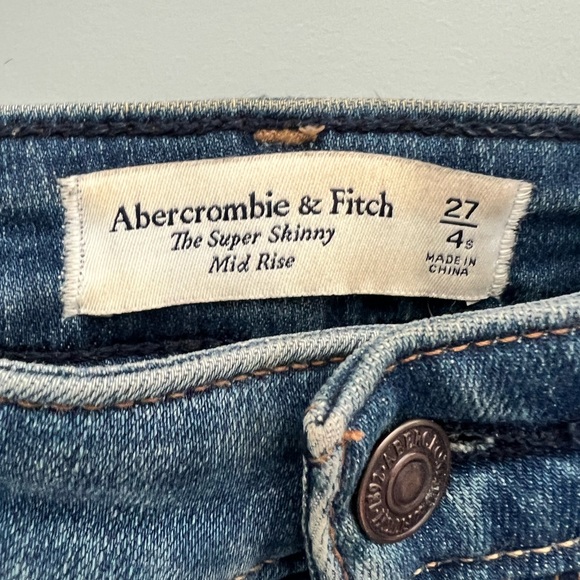 Abercrombie & Fitch, 27/4 Short Distressed Jeans - Picture 3 of 3
